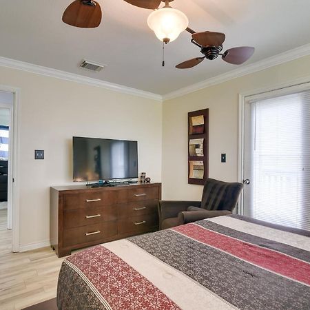 Galveston Escape With Entertainment Patio And Deck! Villa Exterior photo